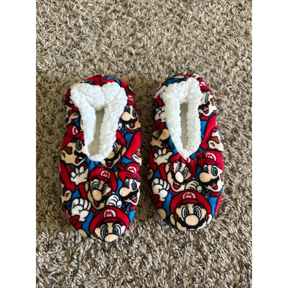 SUPER MARIO Nintendo Fuzzy Slippers Size S/M (8-13)